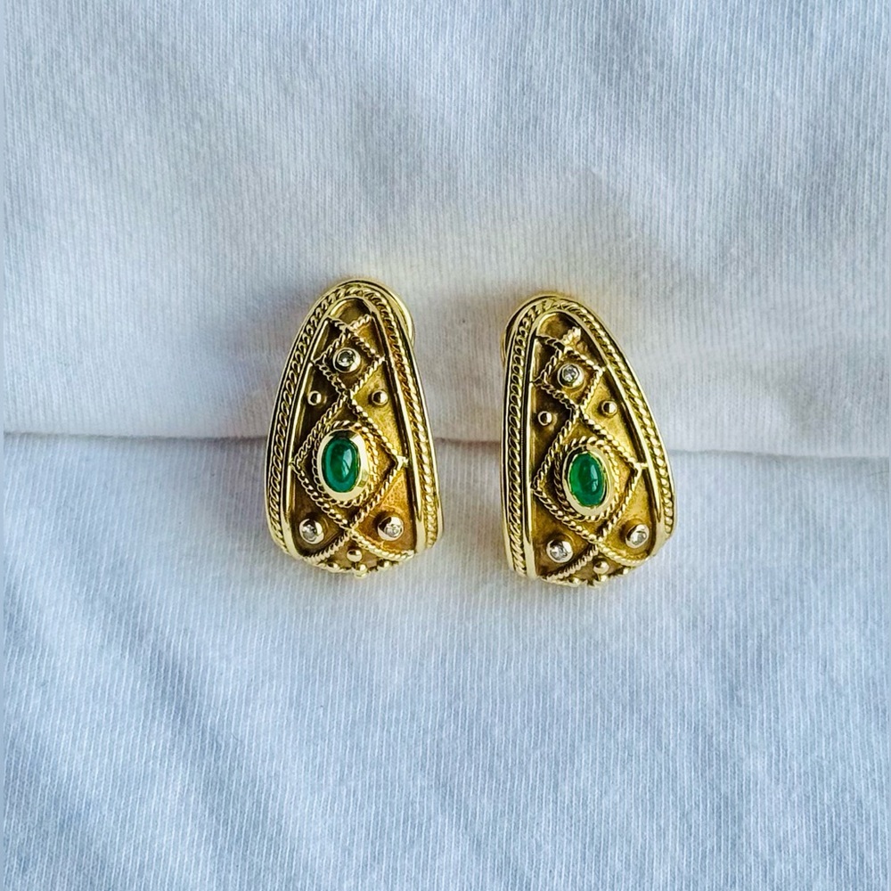 Rare find! Vintage 18k Solid Yellow Gold Emerald & Diamond Earrings (25.6g)